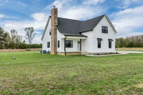 210 Deer Creek Ln, Tullahoma, TN 37388