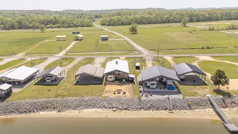 451 River Front Dr, Clifton, TN 38425