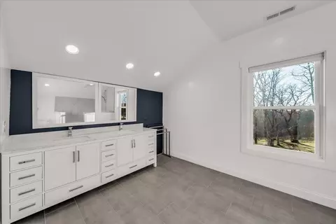Bath - 155 Riverview Ct, Jasper, TN 37347 photo 8 of 9