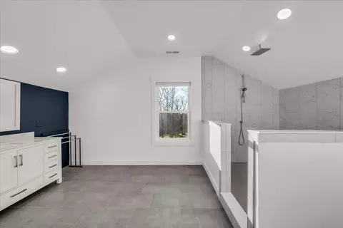 Bath - 155 Riverview Ct, Jasper, TN 37347 photo 7 of 9