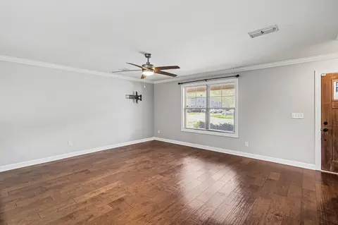 Living - 2506 Main St E #E6, Murfreesboro, TN 37127 photo 3 of 3
