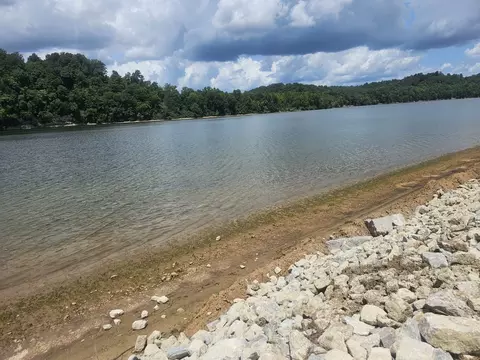 2271 Hardin Bottom River Rd, Clifton, TN 38425