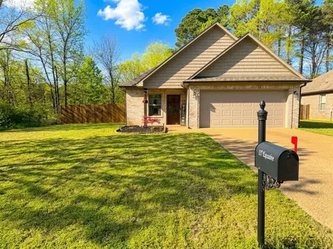 Exterior - 137 Executive Dr, Jackson, TN 38305 photo 2 of 5