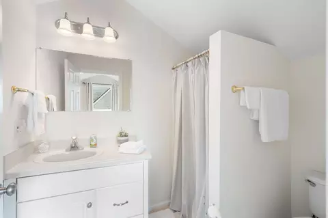 Bath - 215 Devrow Ct, Franklin, TN 37064 photo 5 of 5
