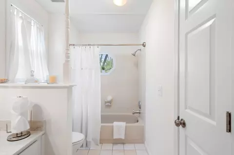 Bath - 215 Devrow Ct, Franklin, TN 37064 photo 4 of 5