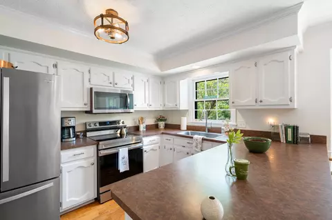 Kitchen - 215 Devrow Ct, Franklin, TN 37064 photo 4 of 5
