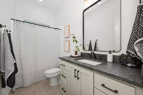 Bath - 520 Gresham Ln, Murfreesboro, TN 37129 photo 3 of 4