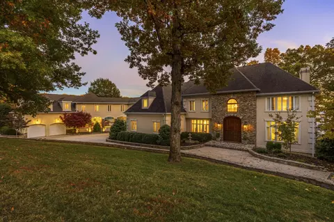 7 Ballard Blf, Signal Mountain, TN 37377