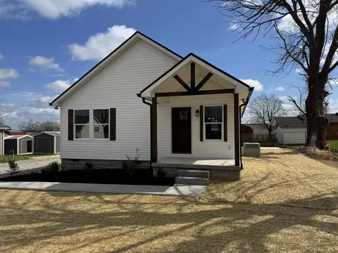 706 Courthouse View St, Lafayette, TN 37083