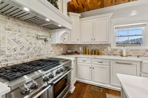 Kitchen - 1103 Rogues Fork Rd, Bethpage, TN 37022 photo 4 of 6