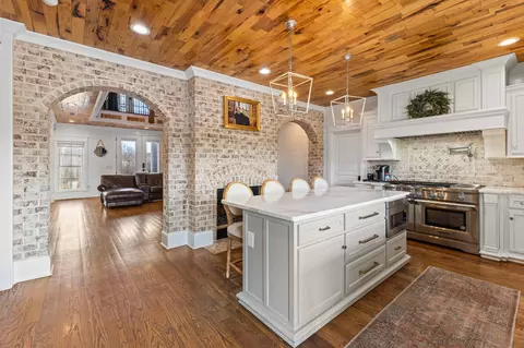Kitchen - 1103 Rogues Fork Rd, Bethpage, TN 37022 photo 2 of 6