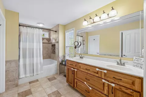 Bath - 1548 Heller Rdg, Spring Hill, TN 37174 photo 1 of 4