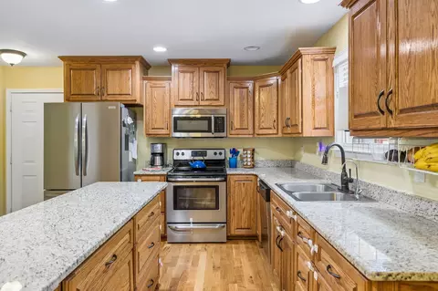 Kitchen - 1548 Heller Rdg, Spring Hill, TN 37174 photo 2 of 5