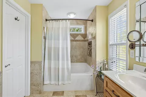 Bath - 1548 Heller Rdg, Spring Hill, TN 37174 photo 2 of 4