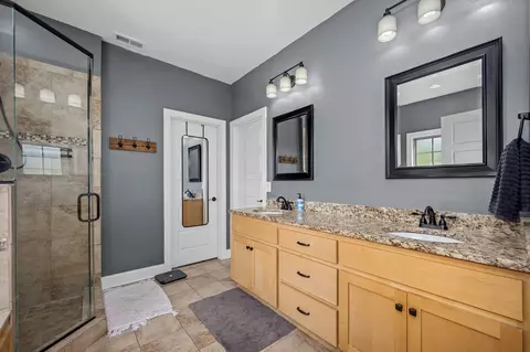 Bath - 2618 Cloverfields Ct, Murfreesboro, TN 37130 photo 2 of 5