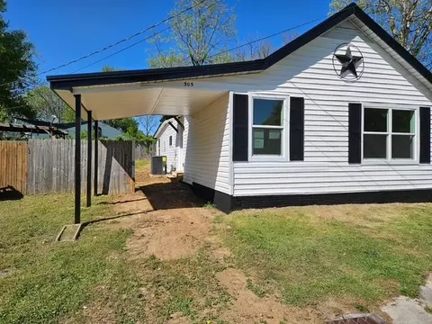 505 E 17th St, Columbia, TN 38401