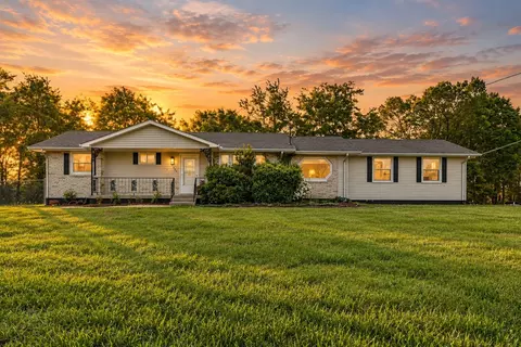 1003 Twin Creek Rd, Charlotte, TN 37036