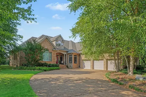 707 Farmington Dr, Lebanon, TN 37087