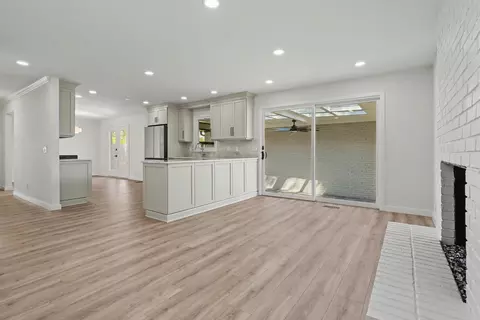 Living - 1707 Berkeley St, Murfreesboro, TN 37129 photo 6 of 10