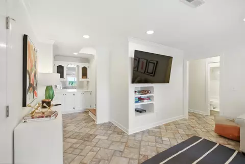 Entry Way - 208 Loop Dr, Winchester, TN 37398 photo 11 of 11