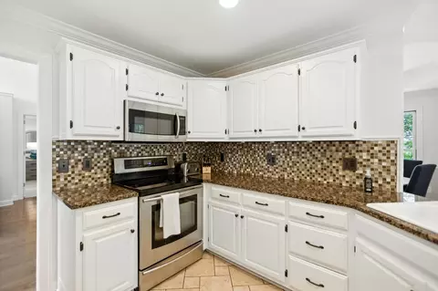 Kitchen - 208 Loop Dr, Winchester, TN 37398 photo 4 of 7