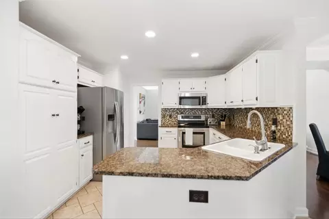 Kitchen - 208 Loop Dr, Winchester, TN 37398 photo 3 of 7