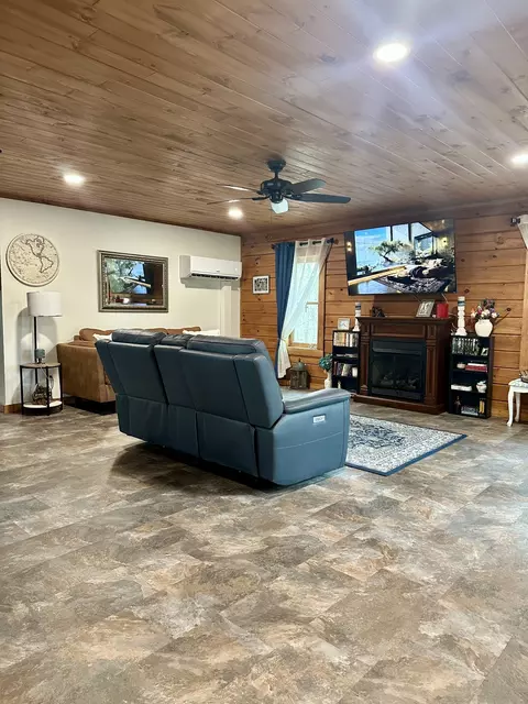 Living - 673 Arrowhead Rd, Moss, TN 38575 photo 3 of 4