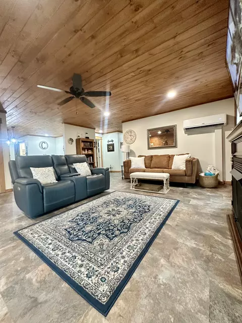 Living - 673 Arrowhead Rd, Moss, TN 38575 photo 2 of 4