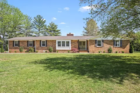 906 Country Club Dr, Tullahoma, TN 37388
