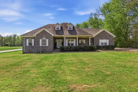 435 Long St W, Mcewen, TN 37101