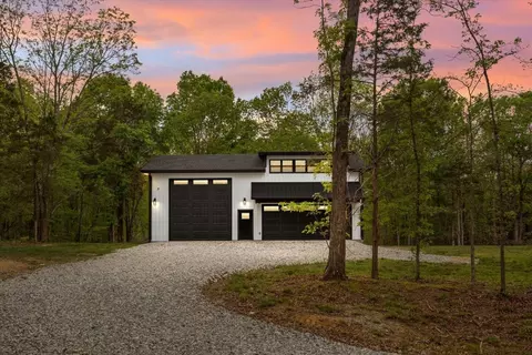 555 Parrish Ln, Mcewen, TN 37101
