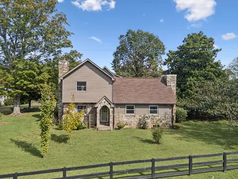 Exterior - 701 Hafner Rd, Charlotte, TN 37036 photo 2 of 13