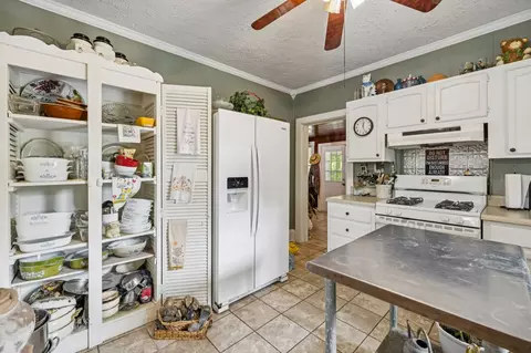 Kitchen - 701 Hafner Rd, Charlotte, TN 37036 photo 3 of 3