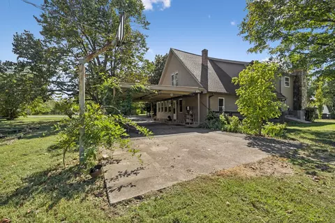 Exterior - 701 Hafner Rd, Charlotte, TN 37036 photo 5 of 13