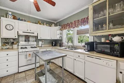 Kitchen - 701 Hafner Rd, Charlotte, TN 37036 photo 2 of 3