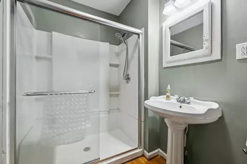 Bath - 701 Hafner Rd, Charlotte, TN 37036 photo 2 of 5