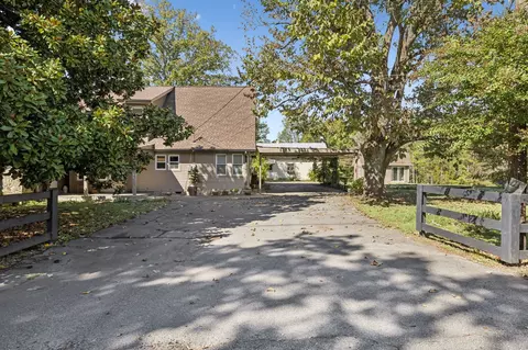 Exterior - 701 Hafner Rd, Charlotte, TN 37036 photo 4 of 13
