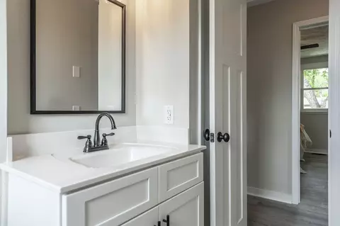 Bath - 709 Perry Dr, Springfield, TN 37172 photo 2 of 3