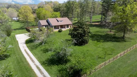 1249 White Rd, Bon Aqua, TN 37025