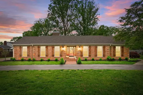 303 Deepwood Dr, Hopkinsville, KY 42240