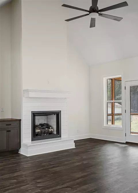 Living - 146 Simons Blvd, Morrison, TN 37357 photo 1 of 3