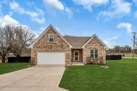 700 Redwood Cir, Columbia, TN 38401