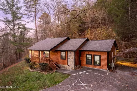3764 Dollys Dr, Sevierville, TN 37876