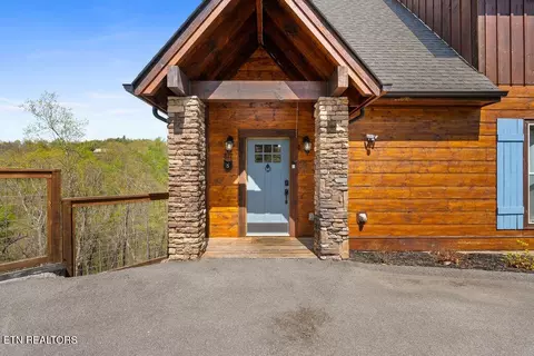 817 Pine Top Ln, Gatlinburg, TN 37738