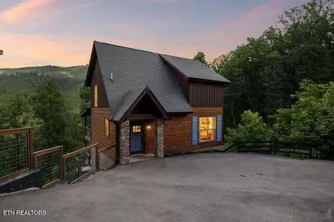817 Pine Top Ln, Gatlinburg, TN 37738