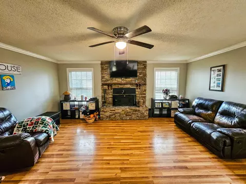 206 Hilltop Dr, Shelbyville, TN 37160