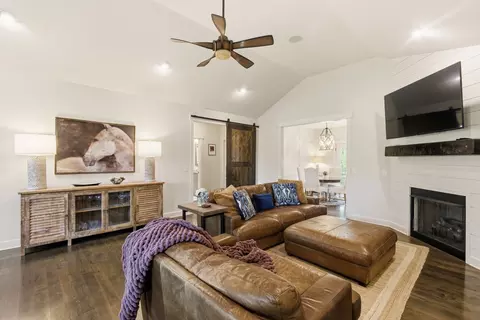 Living - 596 Eno Rd, Dickson, TN 37055 photo 2 of 2