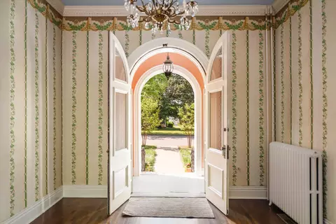 Entry Way - 425 E Main St, Murfreesboro, TN 37130 photo 1 of 11