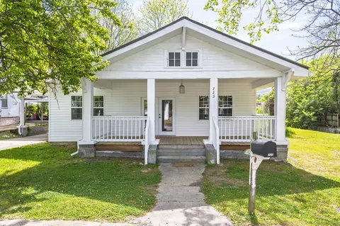 723 Washington Ave, Etowah, TN 37331