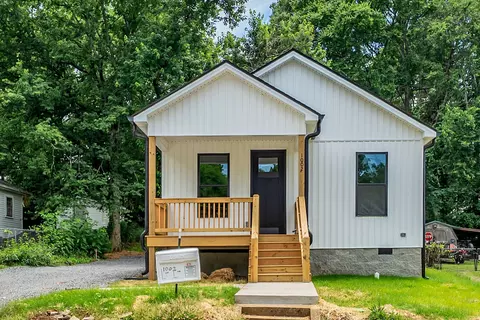 1002 College St W, Fayetteville, TN 37334